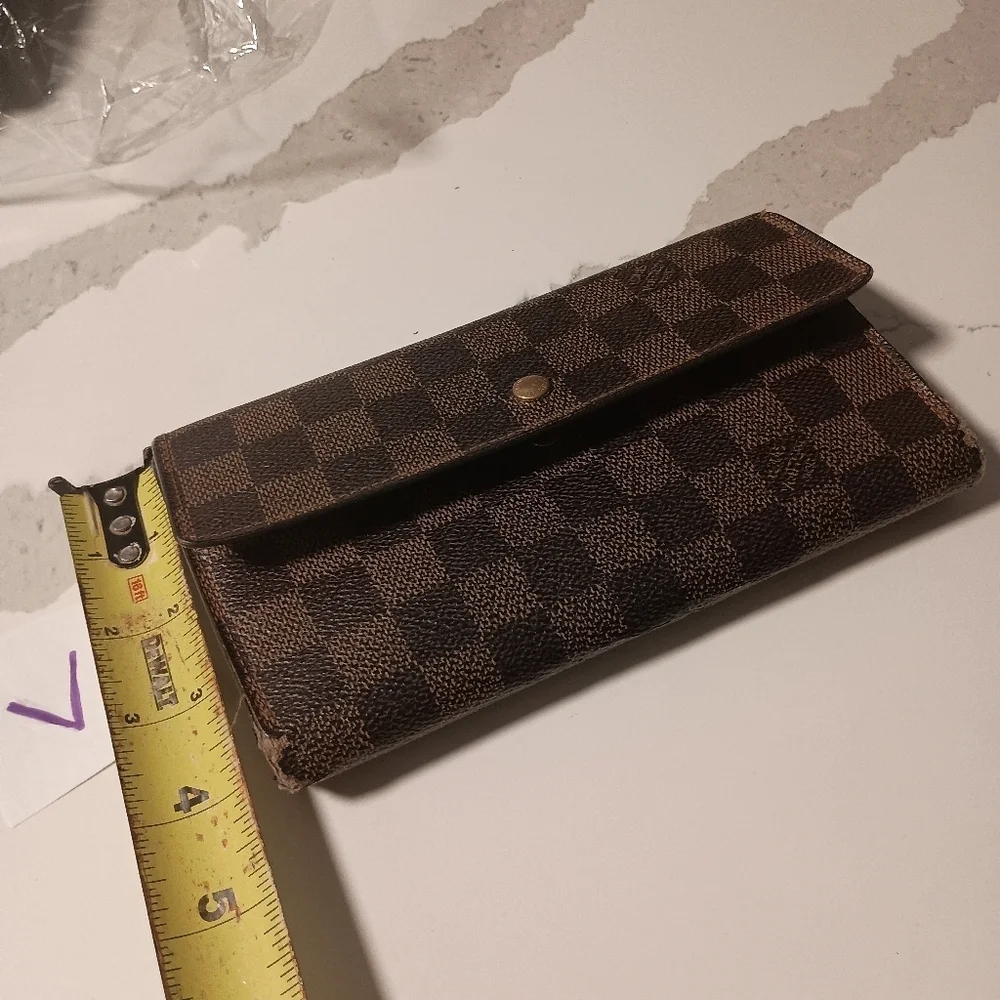 Authentic Louis Vuitton Damier Sarah Longwallet